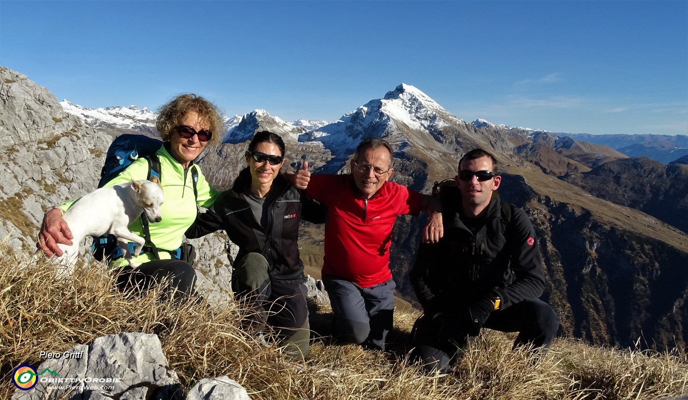 38 Con gli amici Sara e Edo con Arera da sfondo.JPG -                                